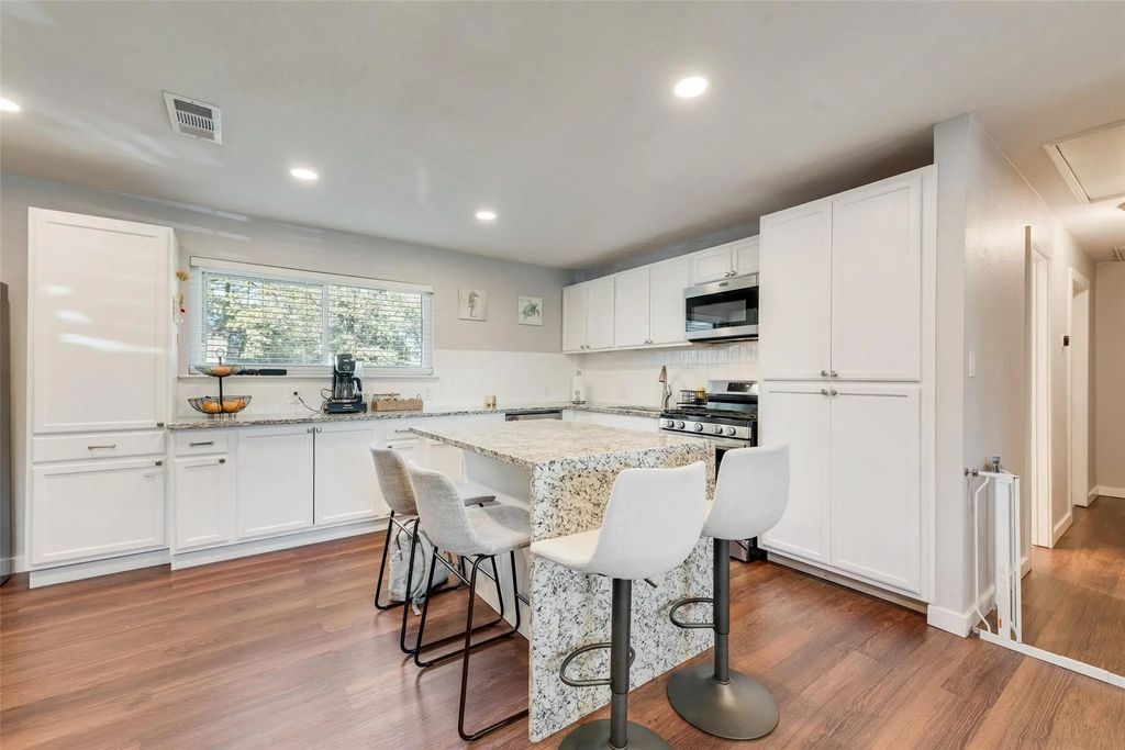 756 Briarwood Lane, Hurst