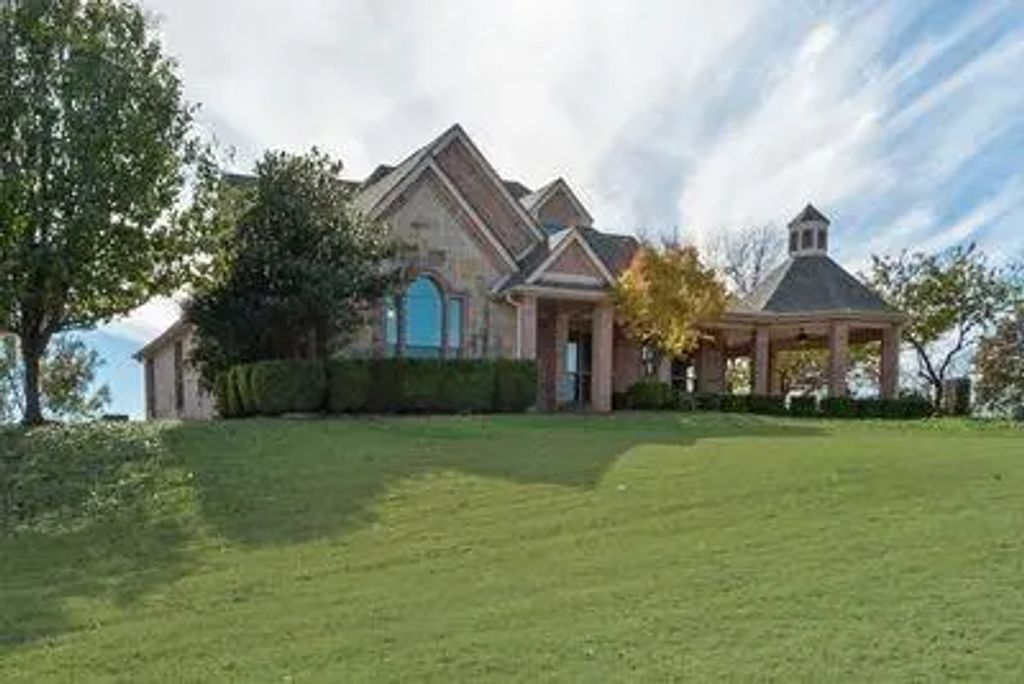 301 Silver Canyon Drive, Fort Worth