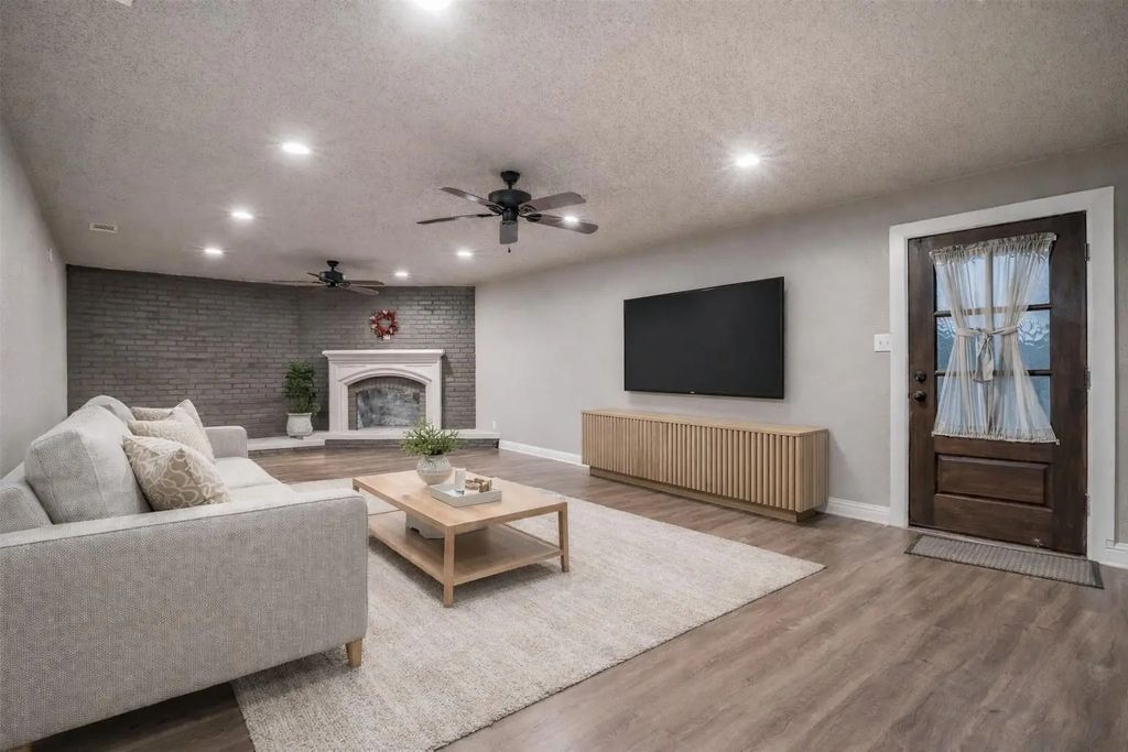 8451 County Road 4131, Kemp