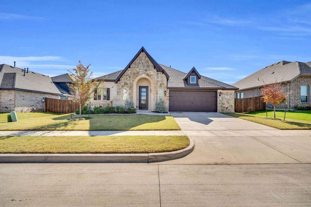 208 Claywood Drive, Glenn Heights