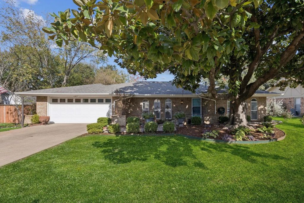 816 Donna Drive, Hurst