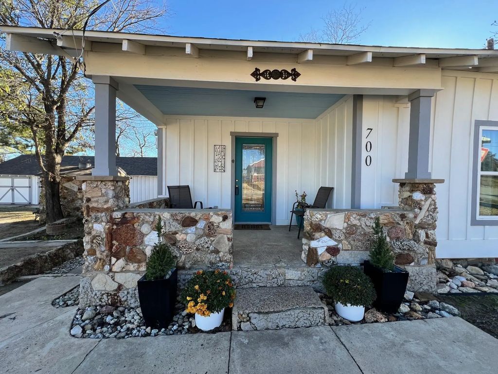 700 E Highland Avenue, Comanche