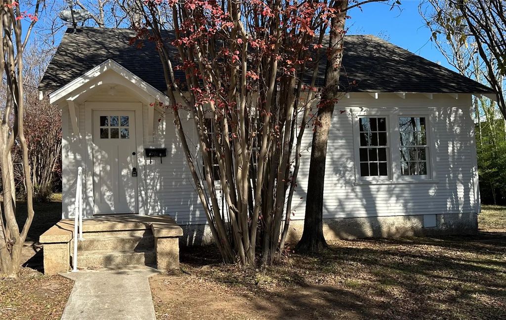 307 E Grand Avenue, Comanche