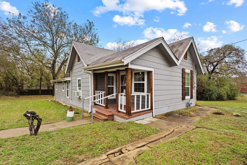 512 S Lamar Avenue, Denison