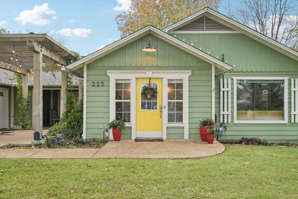 225 N Lucas Drive, Grapevine