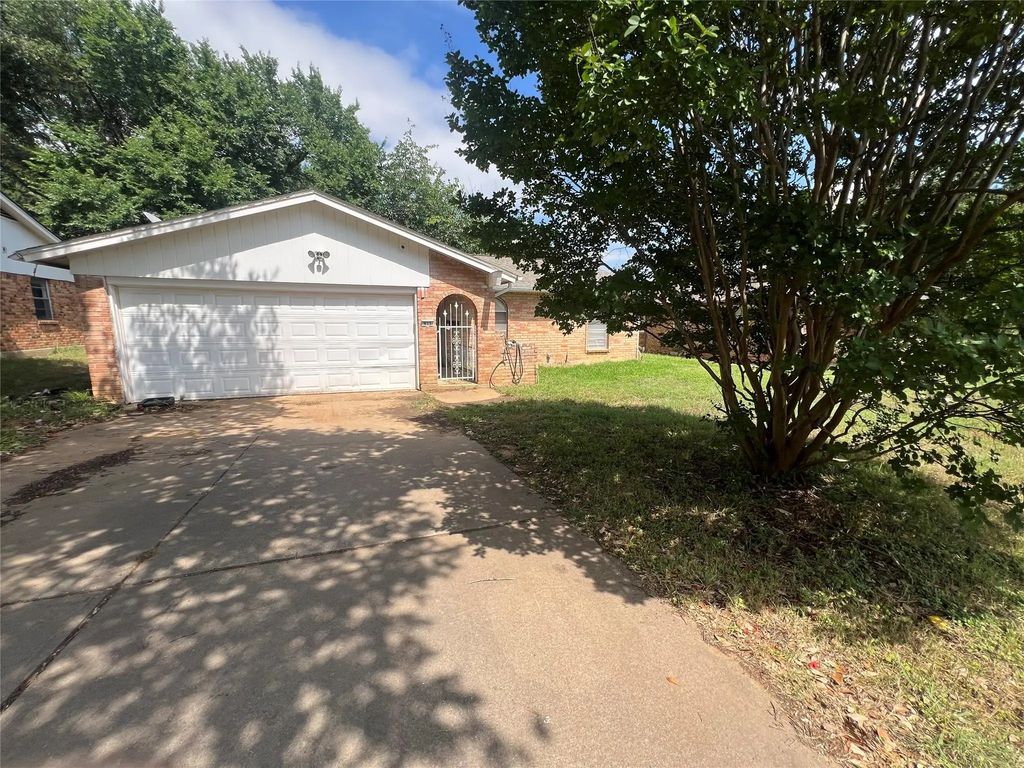 913 Henslee Drive, Euless