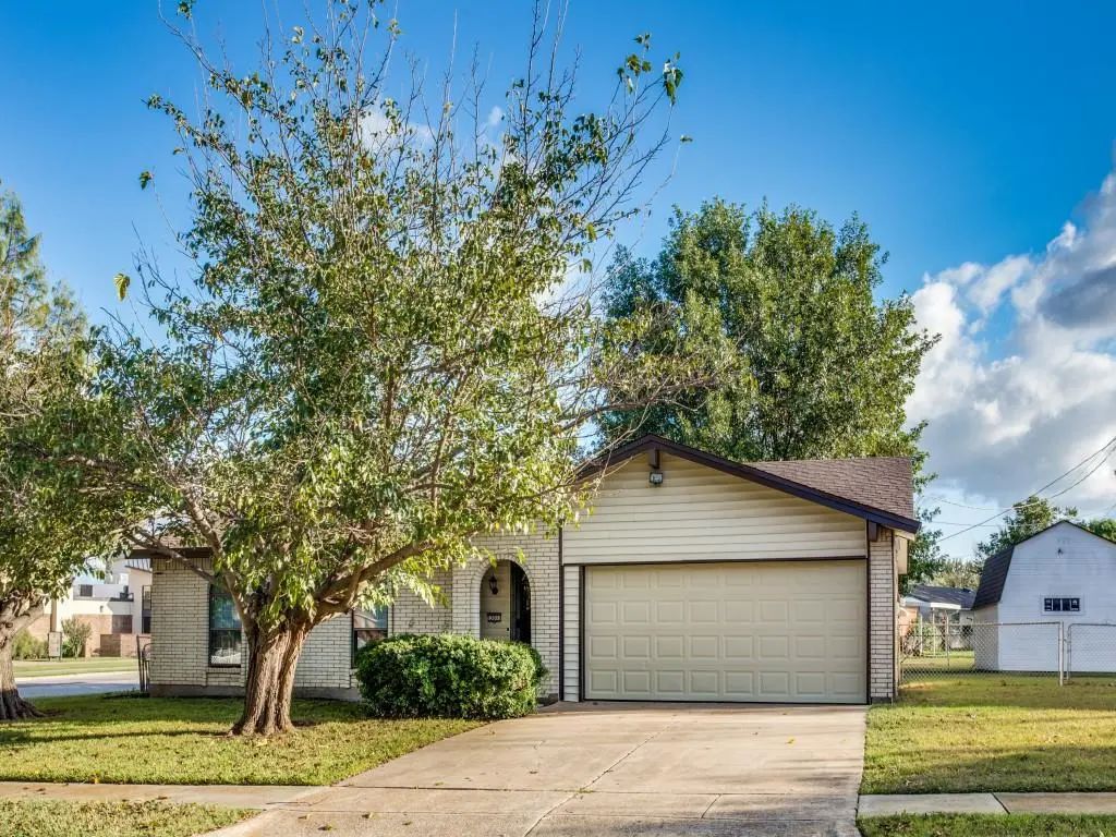 301 Springwillow Road, Burleson