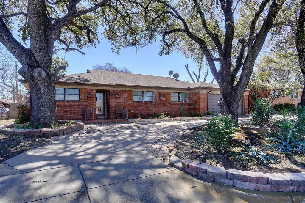 6720 Corona Drive, North Richland Hills