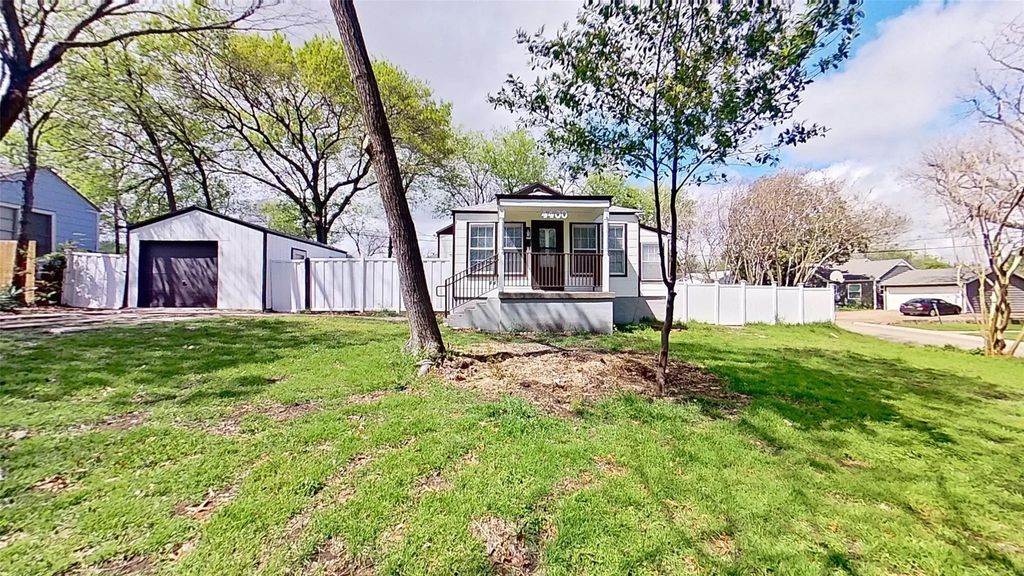 4400 Byrd Drive, River Oaks