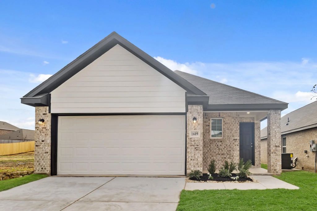 1609 Romans Road, Ennis