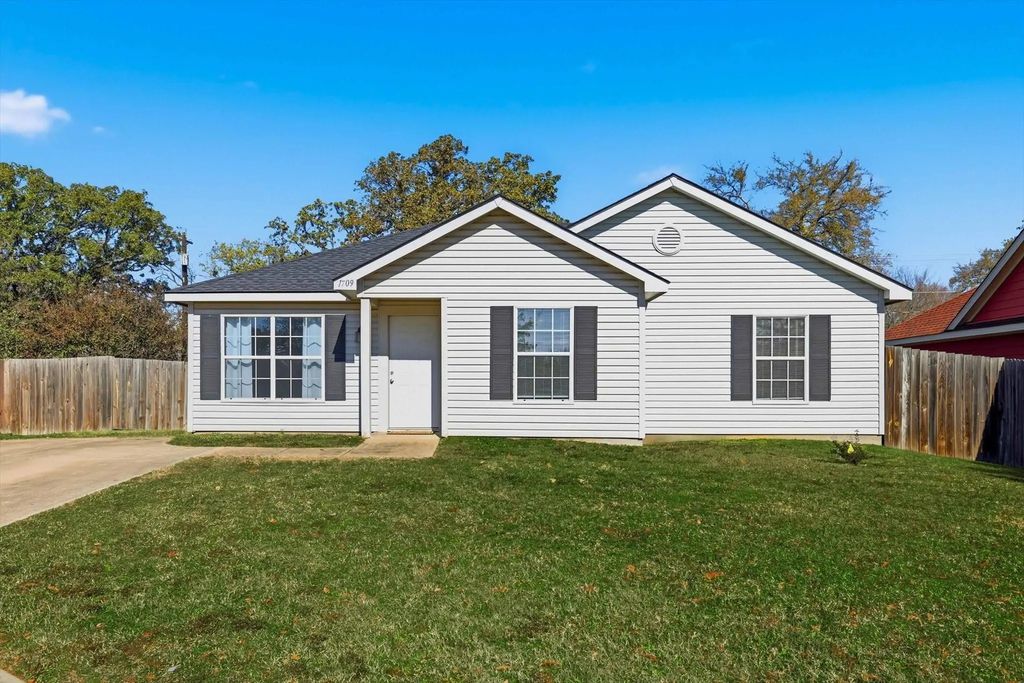 1709 Red Oak Court, Denton