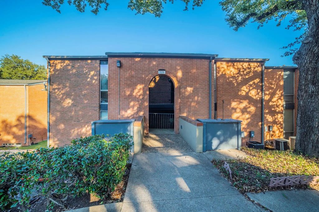 526 E Avenue J C, Grand Prairie