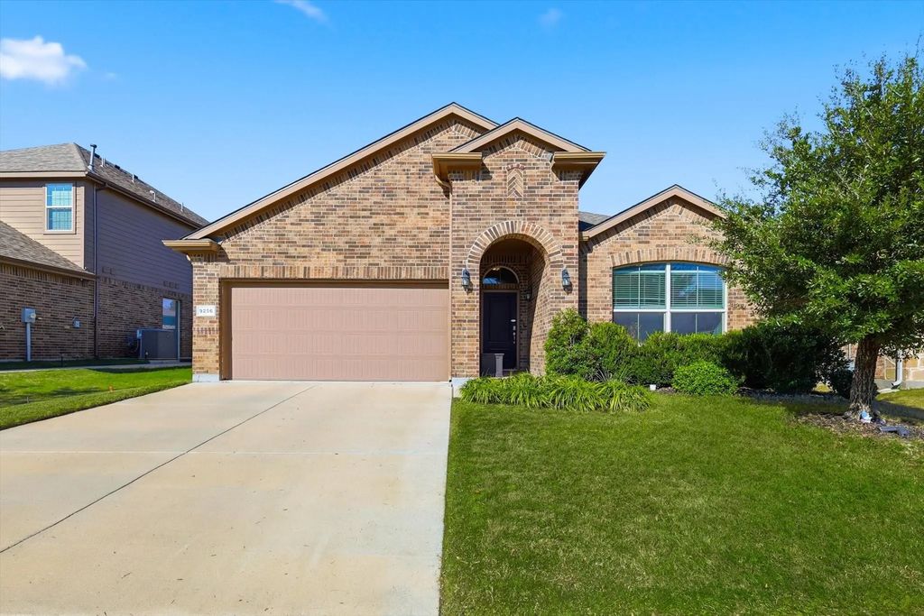 9256 Silver Dollar Drive, Fort Worth