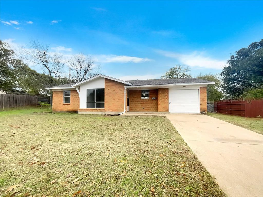 4702 Dee Court, Fort Worth