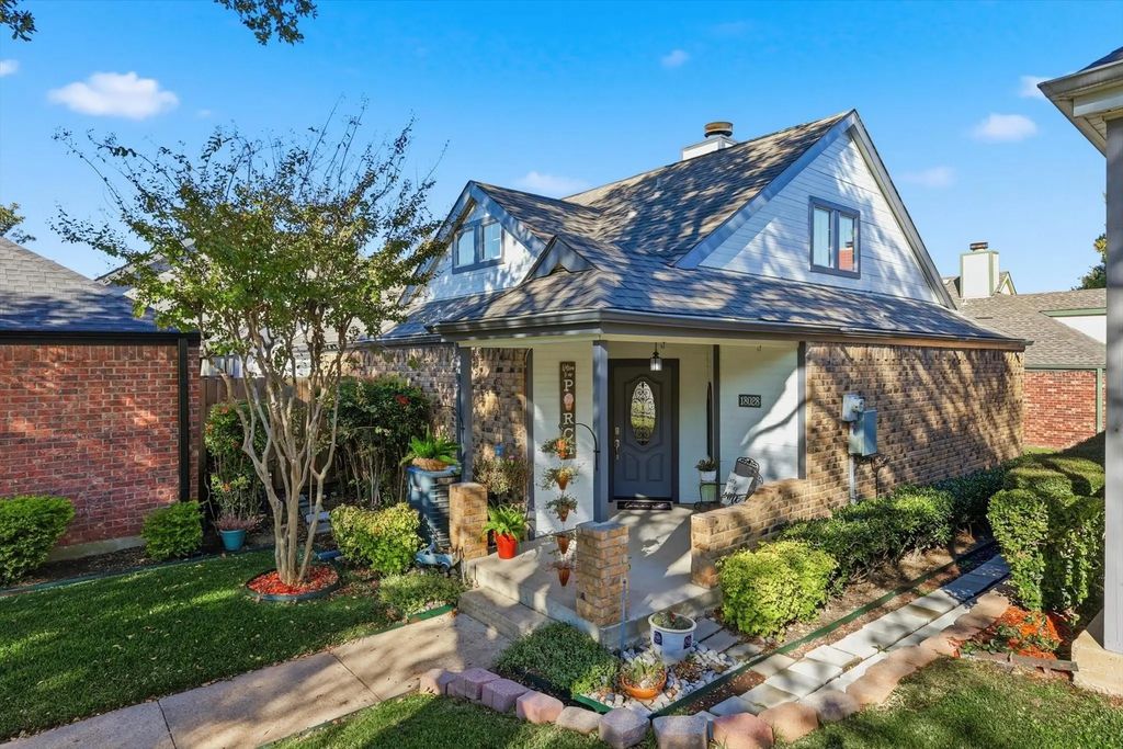18028 Whispering Gables Lane, Dallas