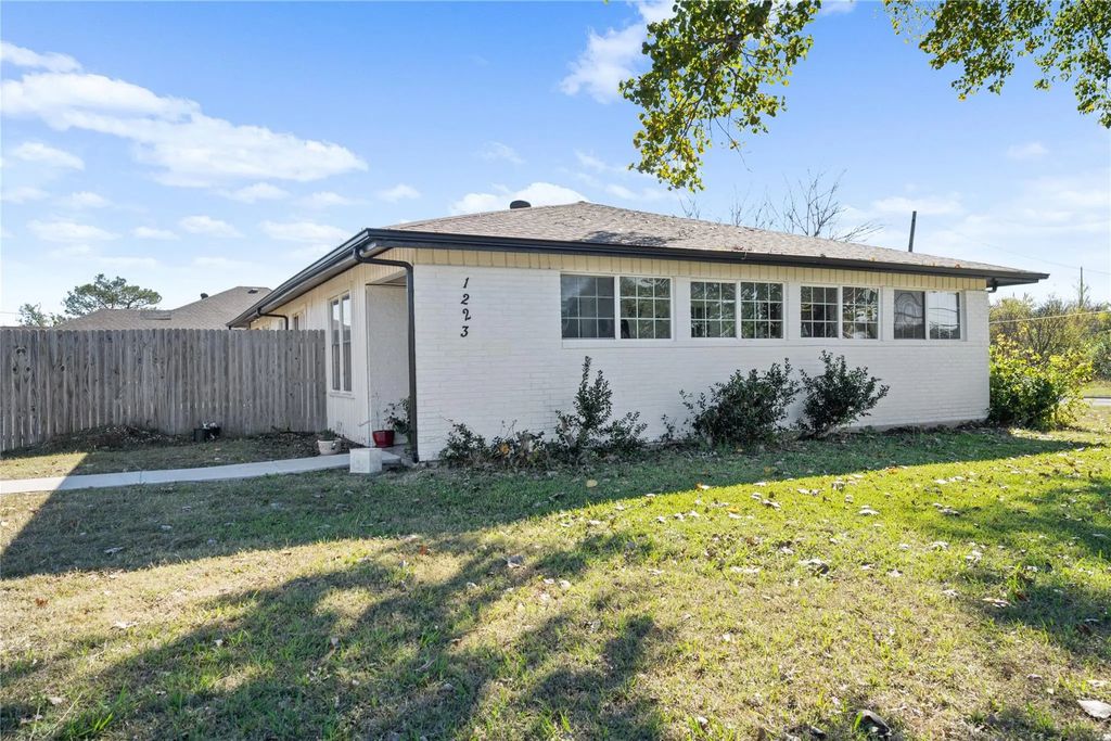 1223 Country Club Road, Cleburne