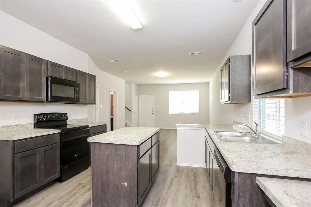 5525 Shore Point Trail, Fort Worth