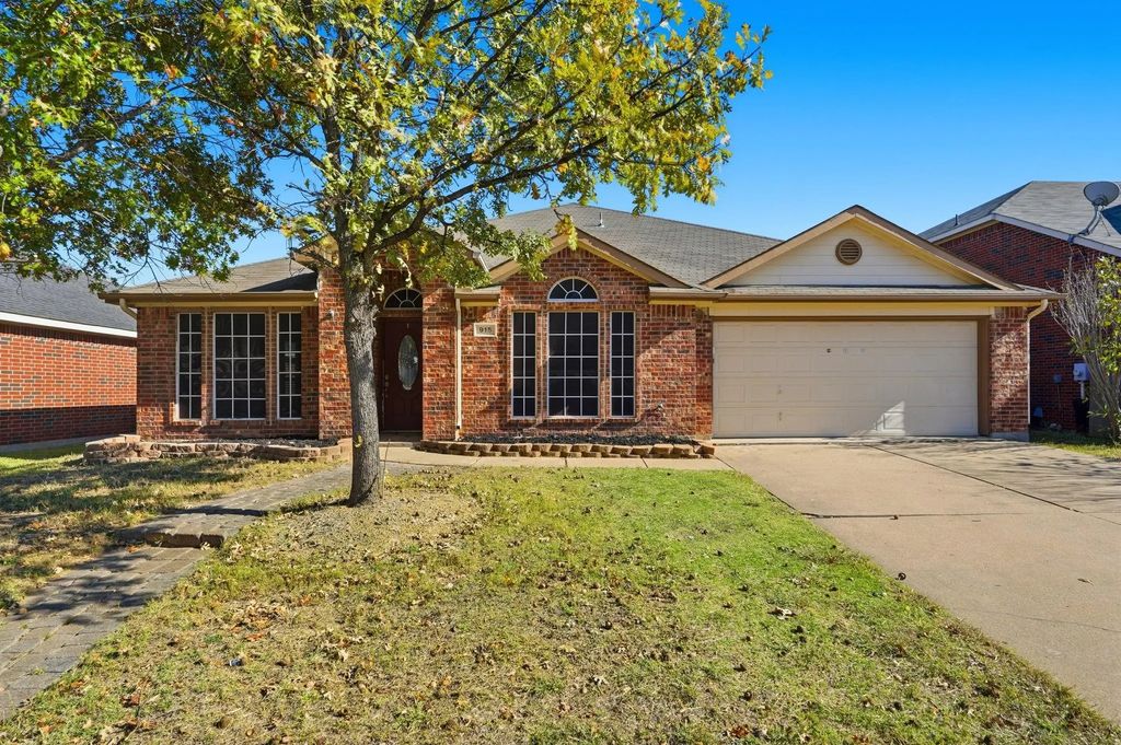915 Hidden Oaks Drive, Burleson