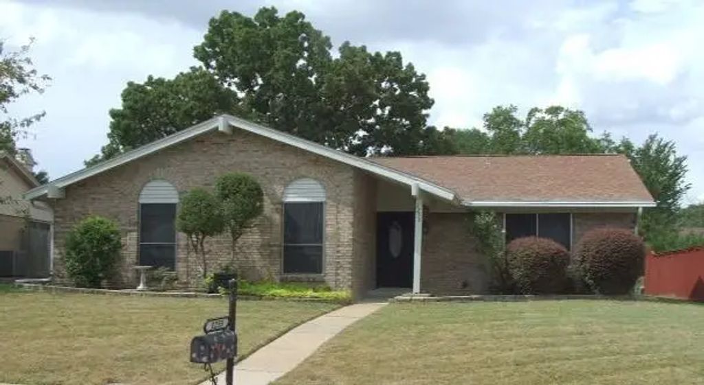 1255 Valencia Lane, Lewisville