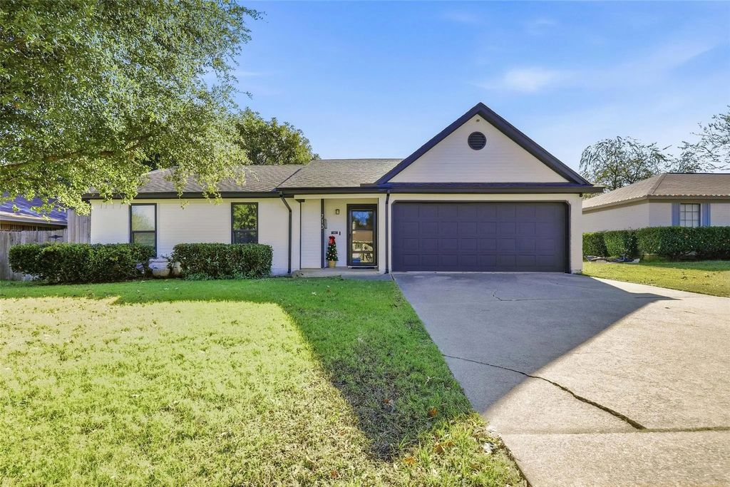 713 Crestview Drive, Burleson