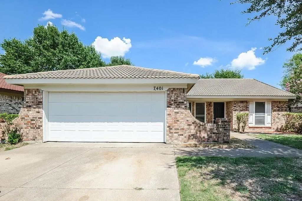 7401 Meadow Creek Drive, Fort Worth