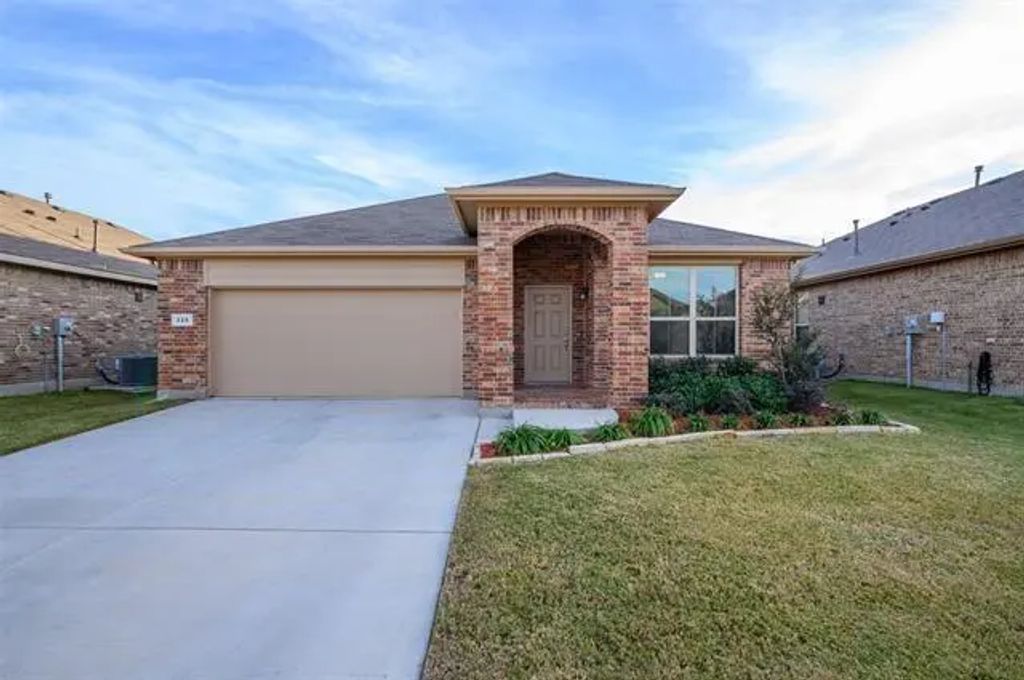 225 Red Fox Lane, Denton