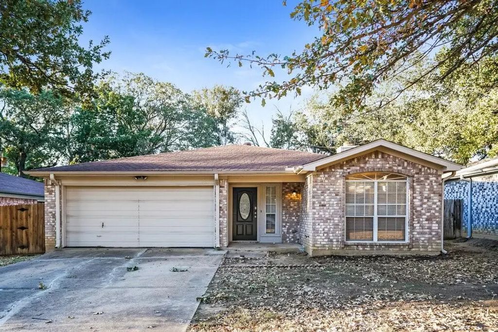 1114 Hidden Creek Drive, Mansfield