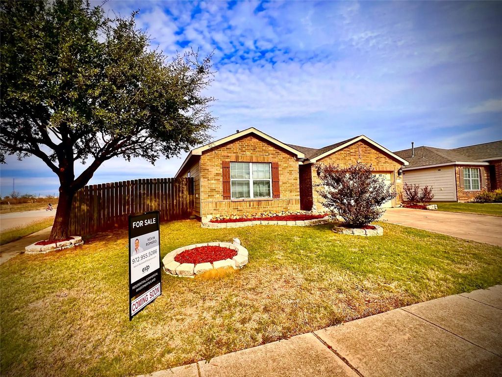 740 Lazy Crest Drive, Fort Worth