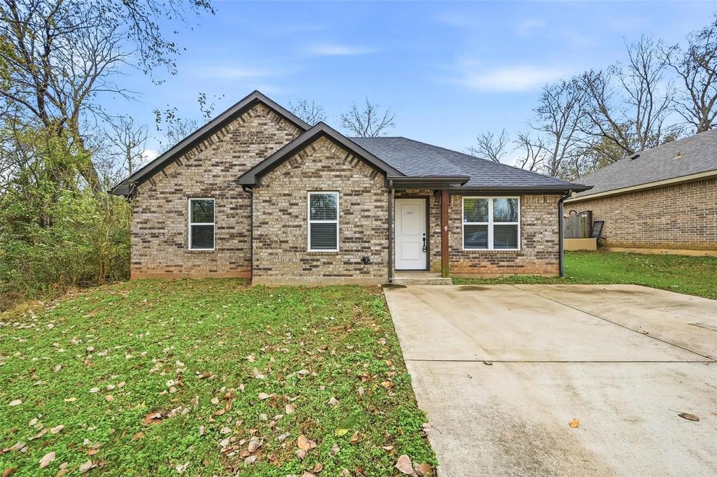 230 E Johnson Street, Denison