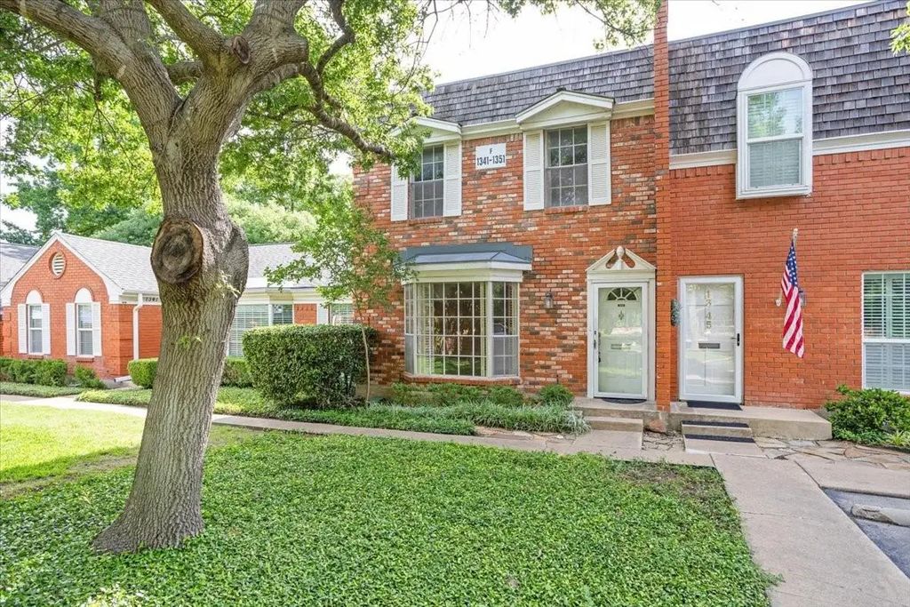1343 Roaring Springs Road, Fort Worth
