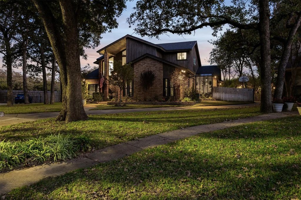 2001 Oak Bluff Drive, Arlington