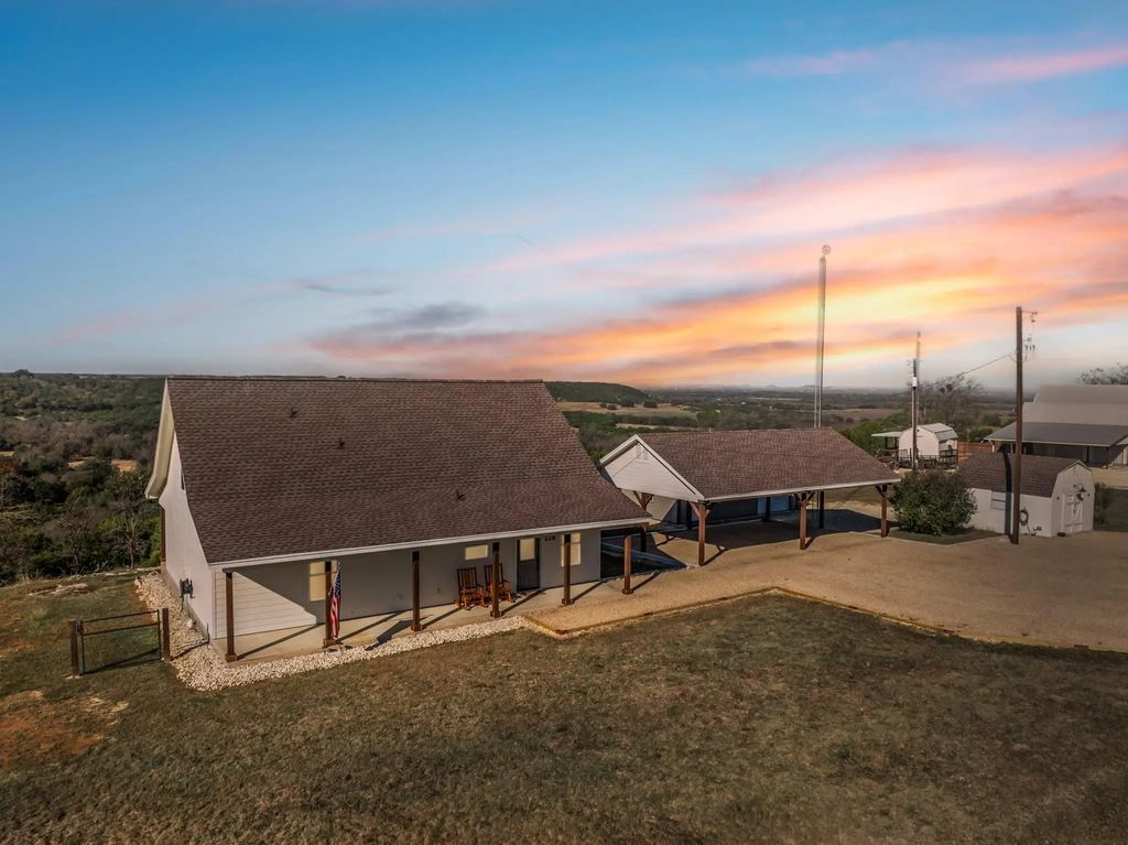 228 Private Road 2122, Meridian