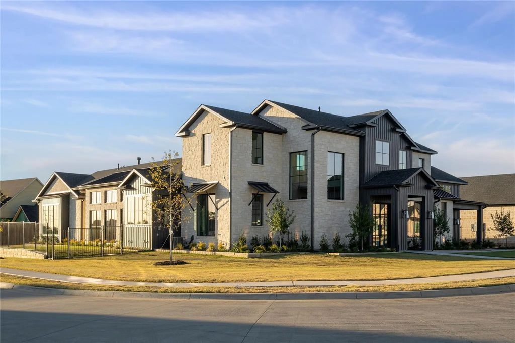 5902 Preston Way, Colleyville