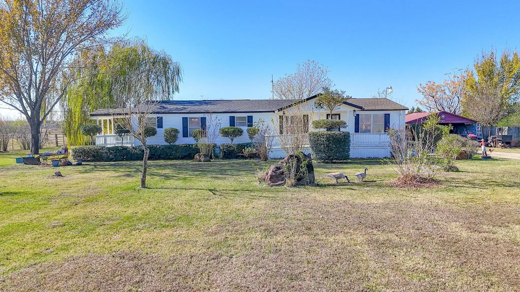 1231 County Road 2120, Kerens
