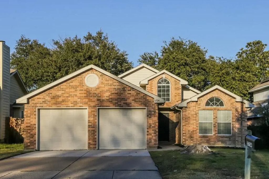 5704 Stone Meadow Lane, Fort Worth