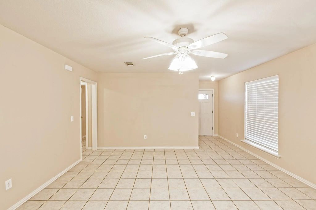 933 S Farmington Road, Howe