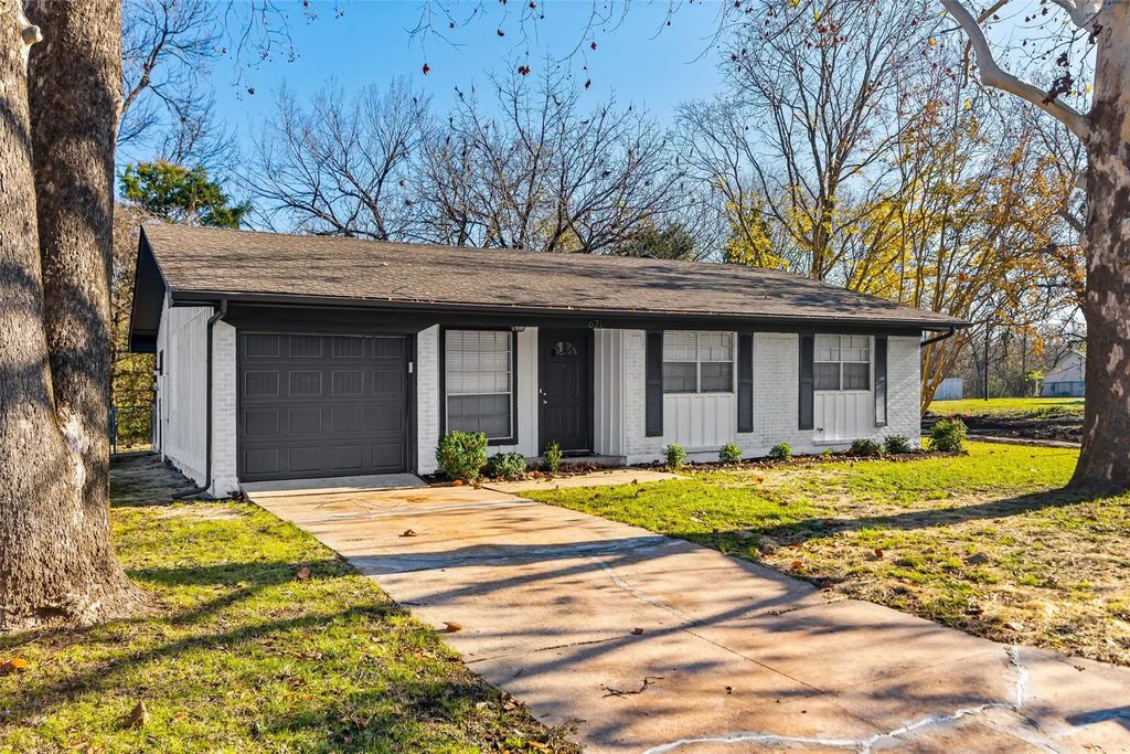 621 Churchill Way E, Sherman