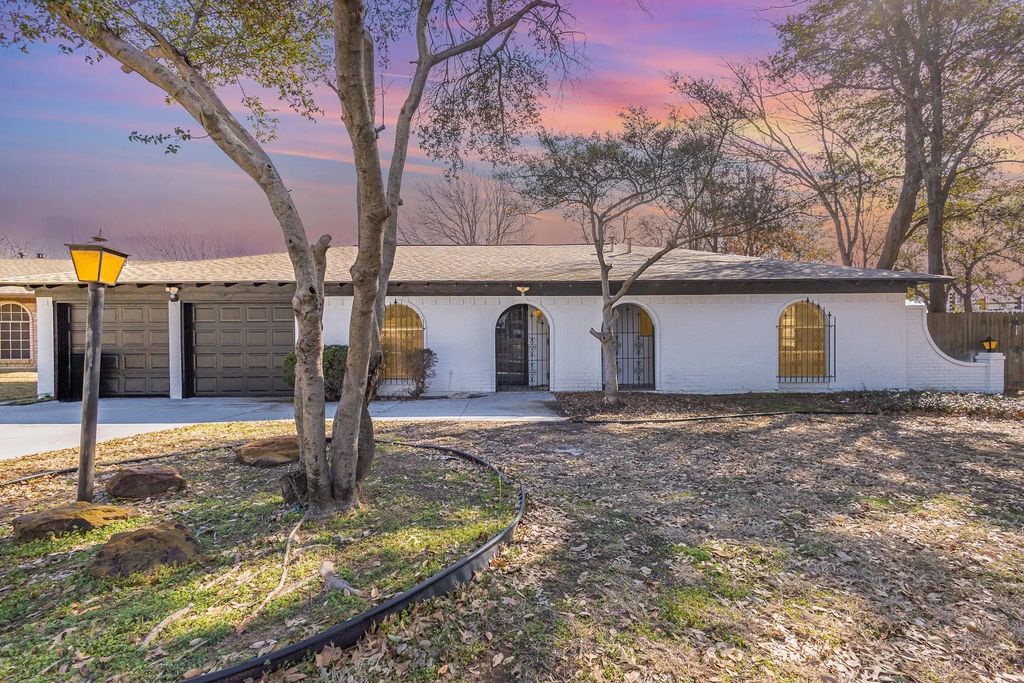 800 Overhill Court, Hurst