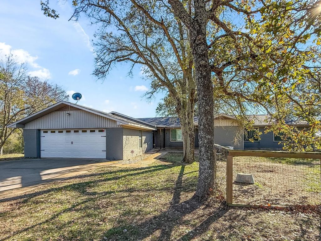 8090 County Road 4528, Palestine