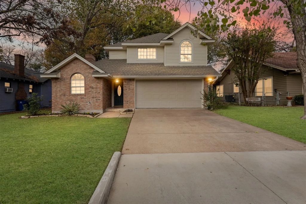 305 Virginia Avenue, Waxahachie