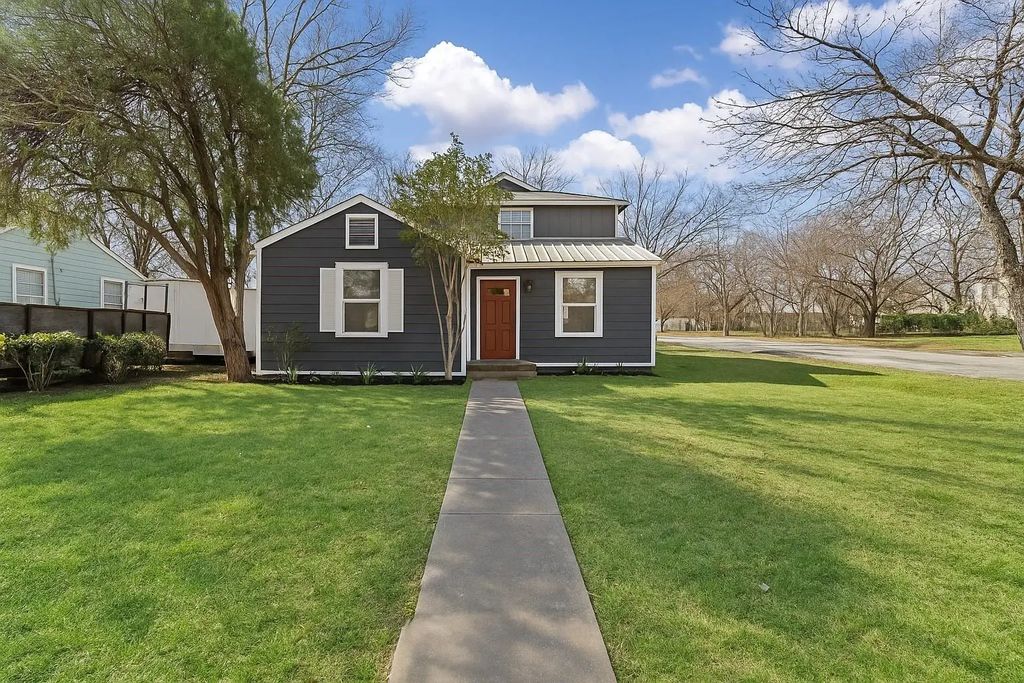 211 Almond Street, Waxahachie