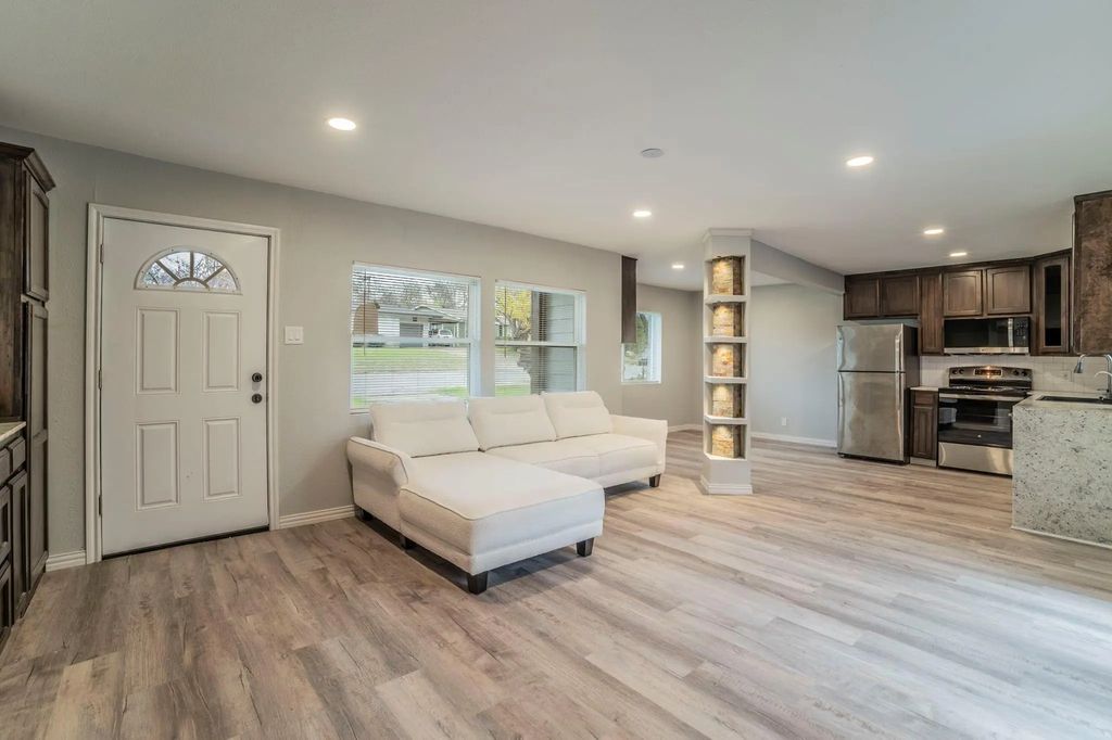 1704 Hillside Drive, River Oaks
