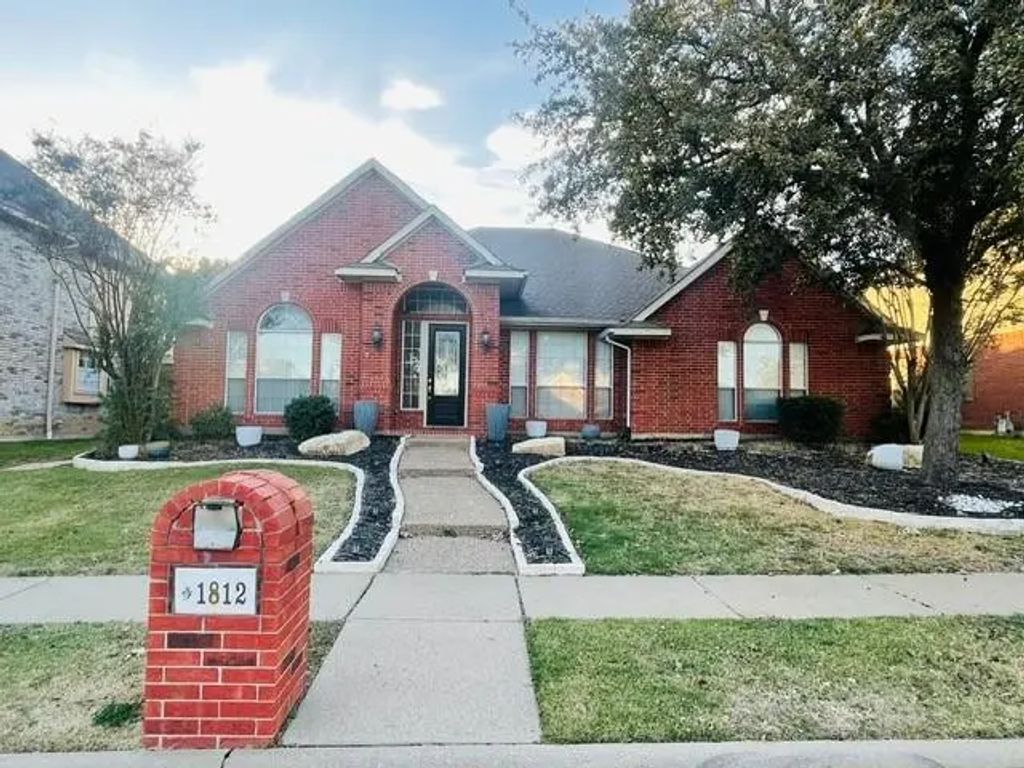 1812 Lacey Oak Lane, Keller