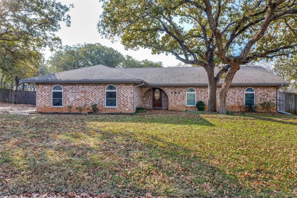 102 Hillside Drive W, Burleson