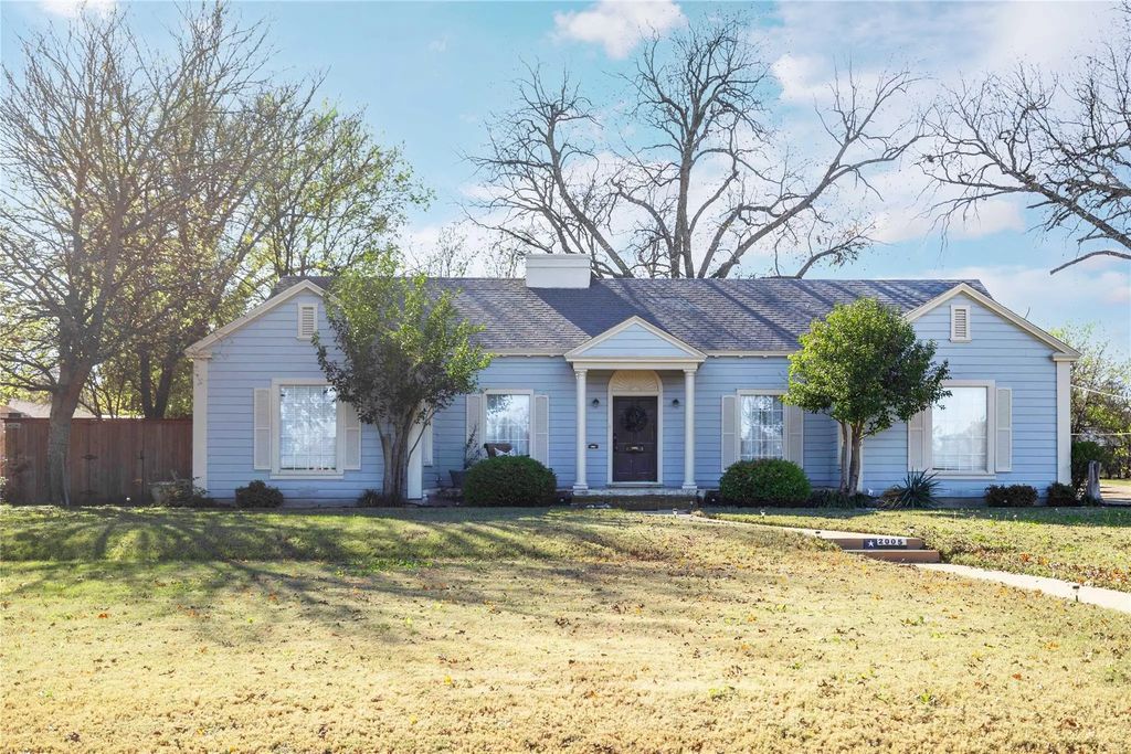 2005 1st Street, Brownwood