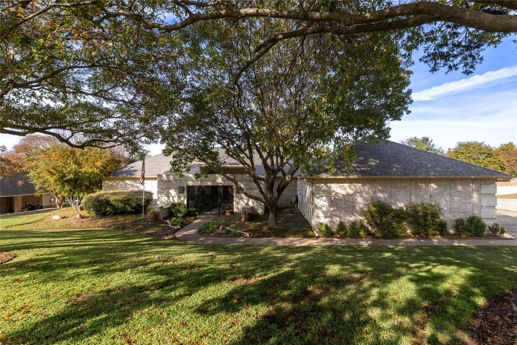 1919 Woodland Hills Drive, Weatherford