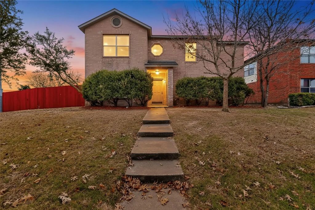 824 Willow Wood Drive, Cedar Hill