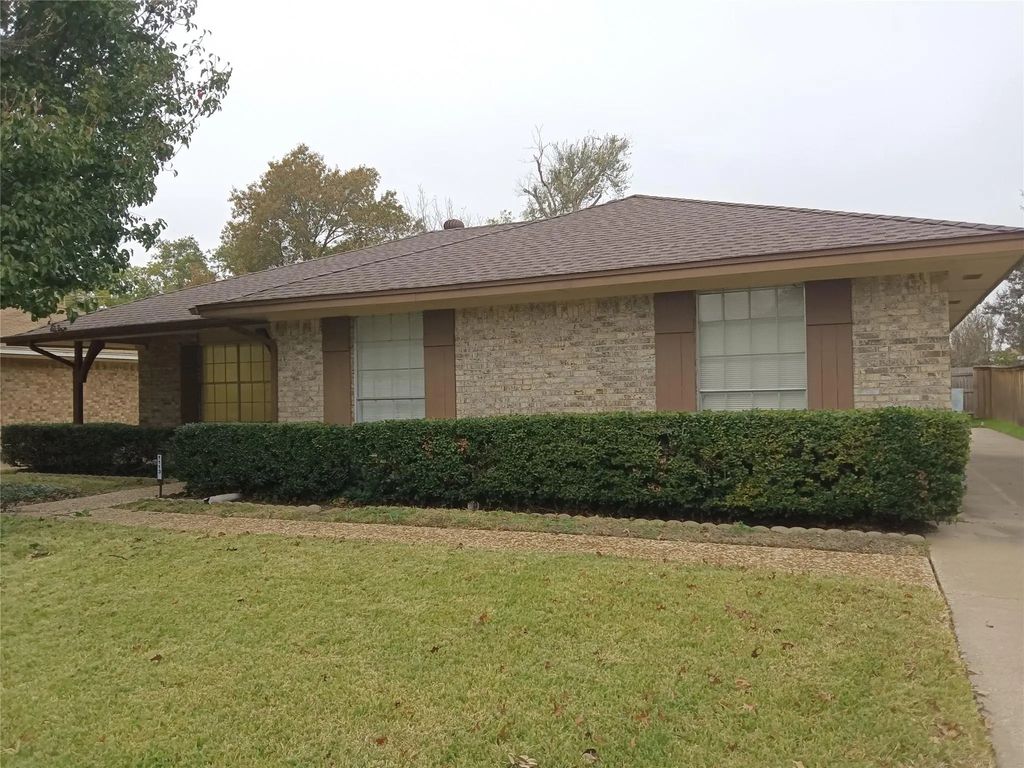 1113 Janell Drive, Irving