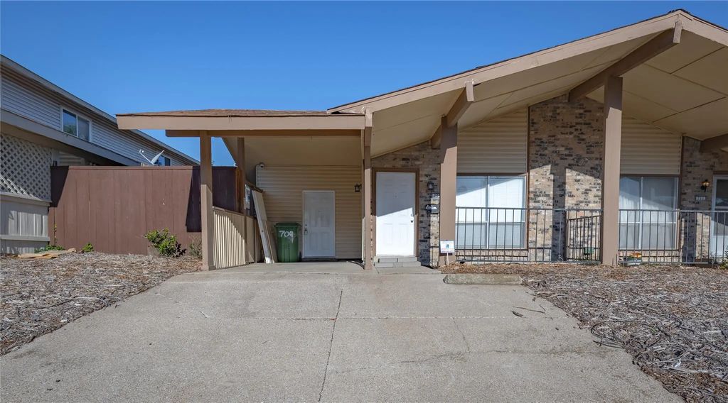 709 Arrowhead Circle, Garland