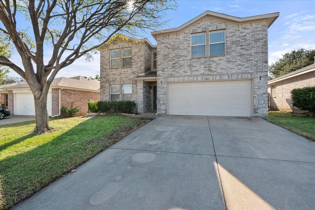 1049 Triple Crown Drive, Fort Worth